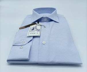 Camisa azul clásica para hombres.